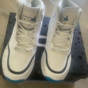 Q4 men  basketball shoes white sz 11.5 new